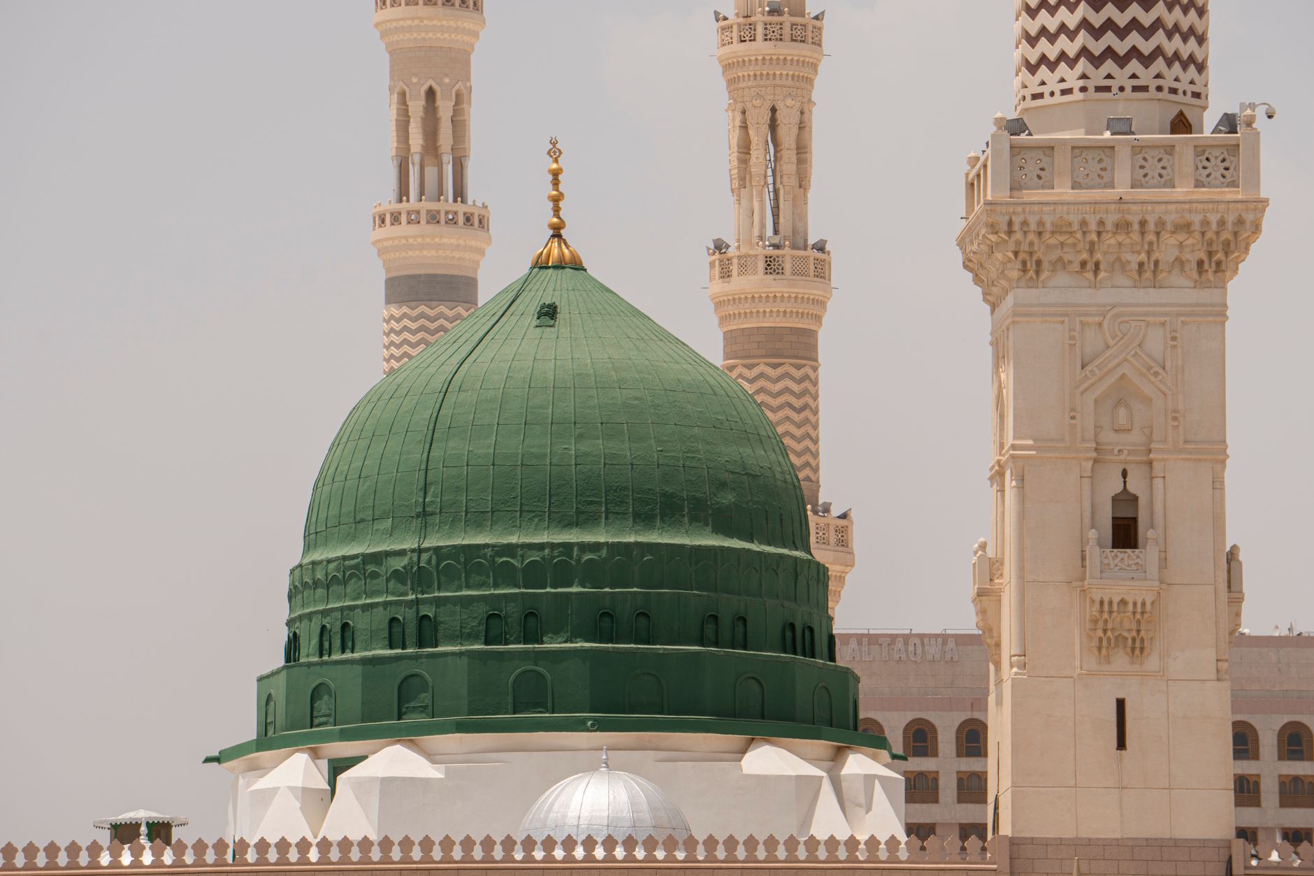 How Saudi Arabia Education teams use Zoho CRM + Live Chat for Welcome Series in 2026