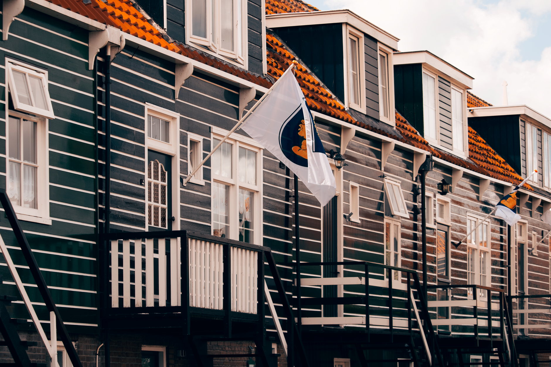 How Netherlands SaaS teams use Salesforce + Live Chat for Lead Qualification in 2026